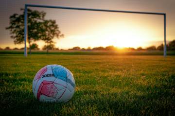 刚好起床看球，边进直播间边看看首发（配图示意）